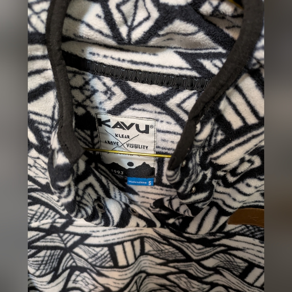 Kavu Women's  black and white Aztec patterned fleece pullover - Picture 2 of 3